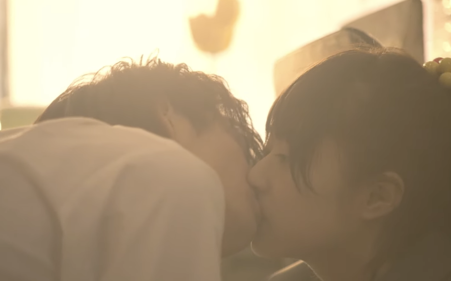 Two people kiss in the movie “I Give My First Love to You”.